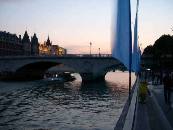  bateau passant sous un pont
